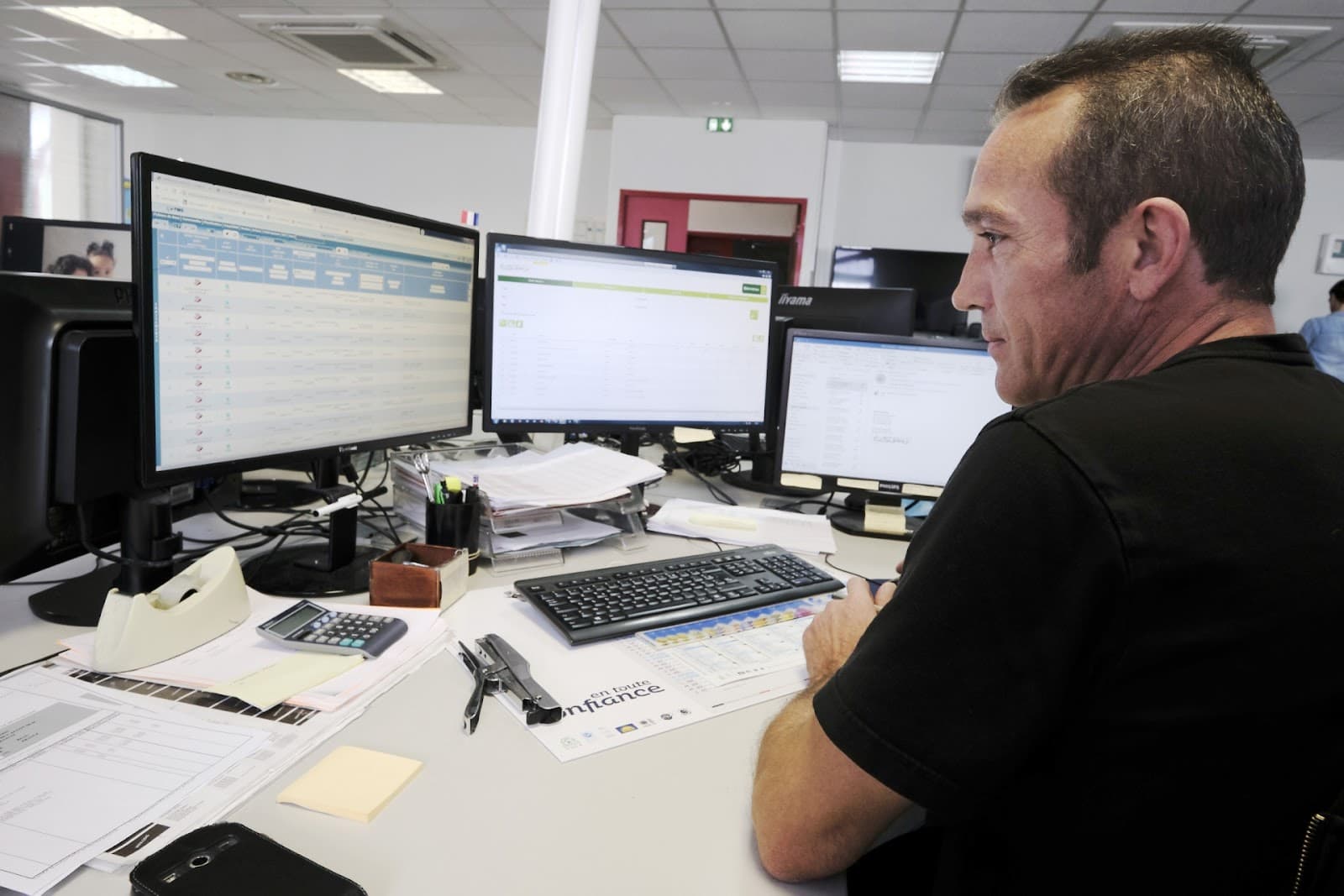 rh de Legendre logistics sur son ordinateur