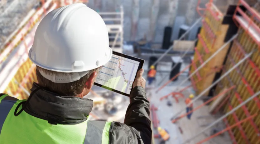 Chef de chantier sur site en train de regarder la formation seniors - Fermer panneau